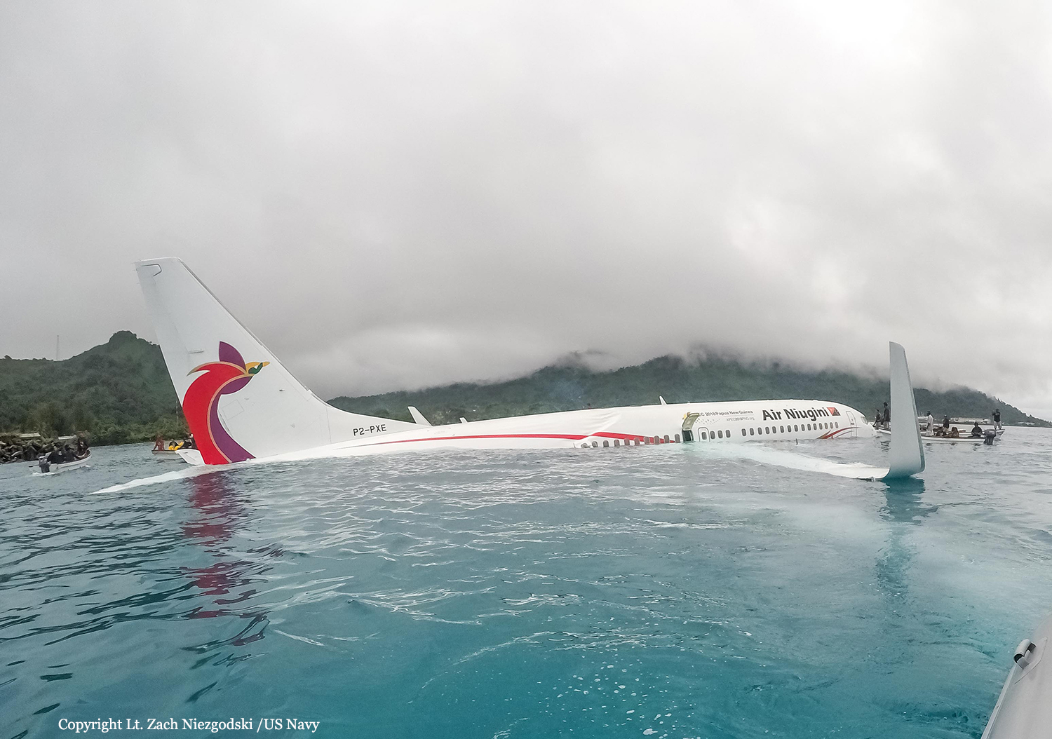 Самолет приземляющийся на воду. Air Niugini Flight 73. Air Niugini 737 crash. Самолет на воде. Посадка самолета на воду.