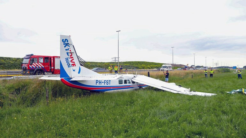 2 hurt when skydiving plane lands short of Oceanside airport