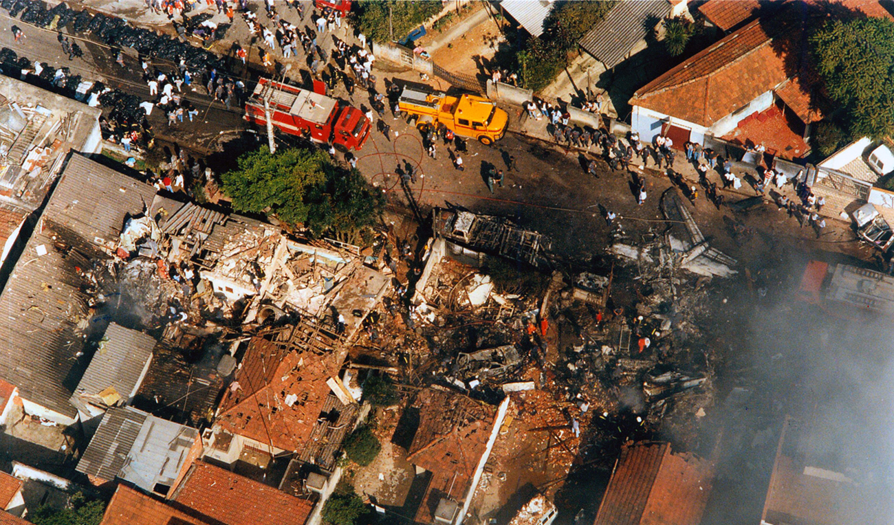 6 октября 1996. Катастрофа Fokker 100 в Сан-Паулу. Катастрофа a320 в Сан-Паулу. Авиакатастрофа в Сан Паулу. Авиакатастрофа а320 Сан Паулу.