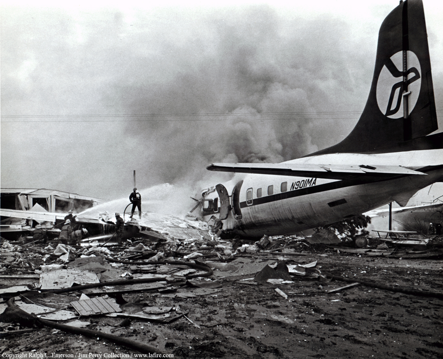 Crash of a Douglas YC-112A-DO in Van Nuys: 3 killed | Bureau