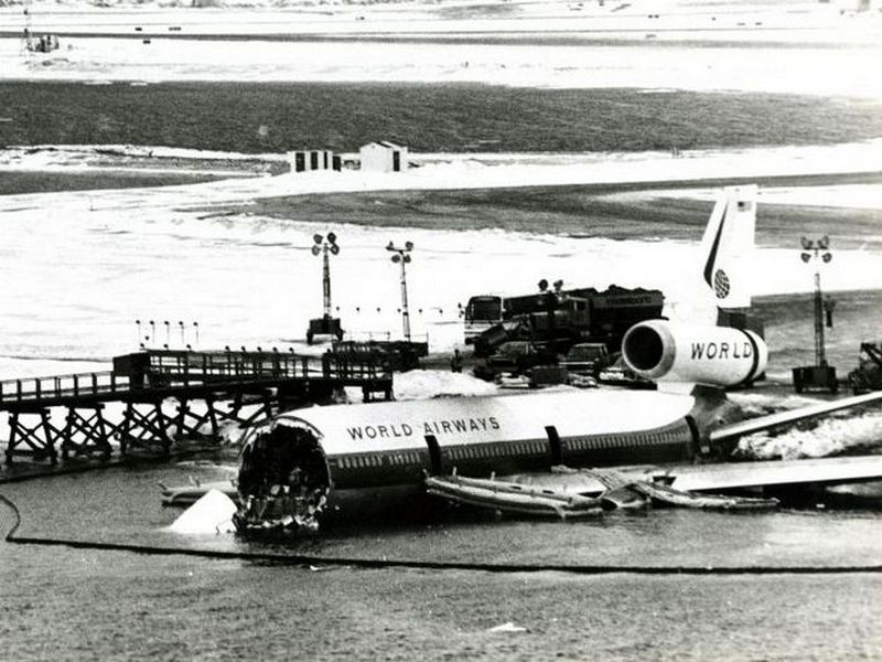 Crash of a Douglas DC1030CF in Boston 2 killed Bureau of Aircraft